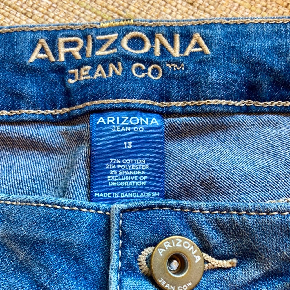 Arizona NWOT Junior size 13 Acid Wash Jeans.
